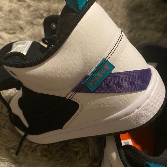 Sneakers - Picture 4 of 7